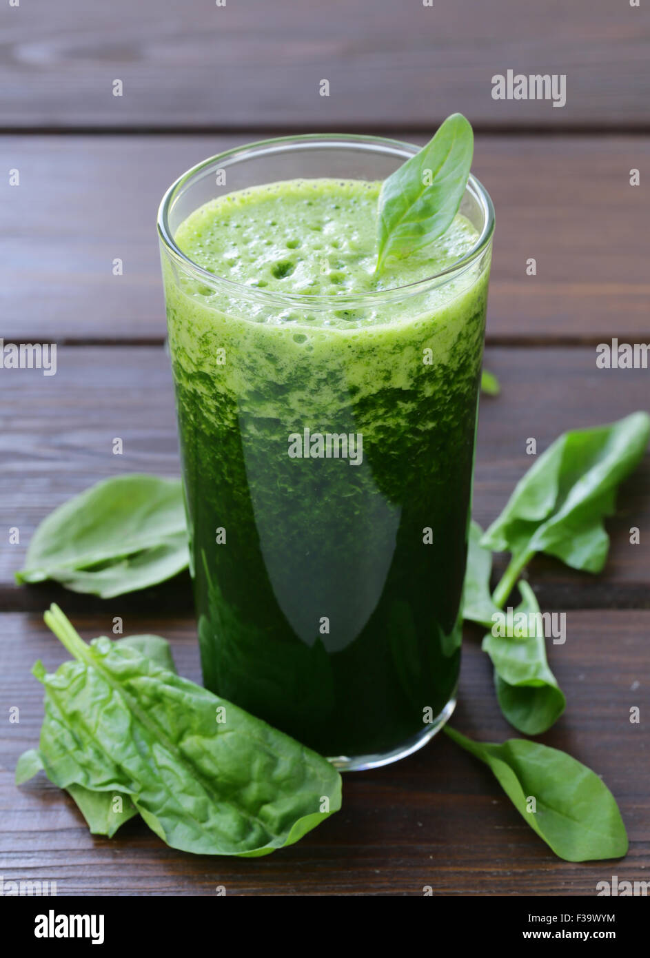 Organici naturali verde smoothie spinaci - cibo sano Foto Stock