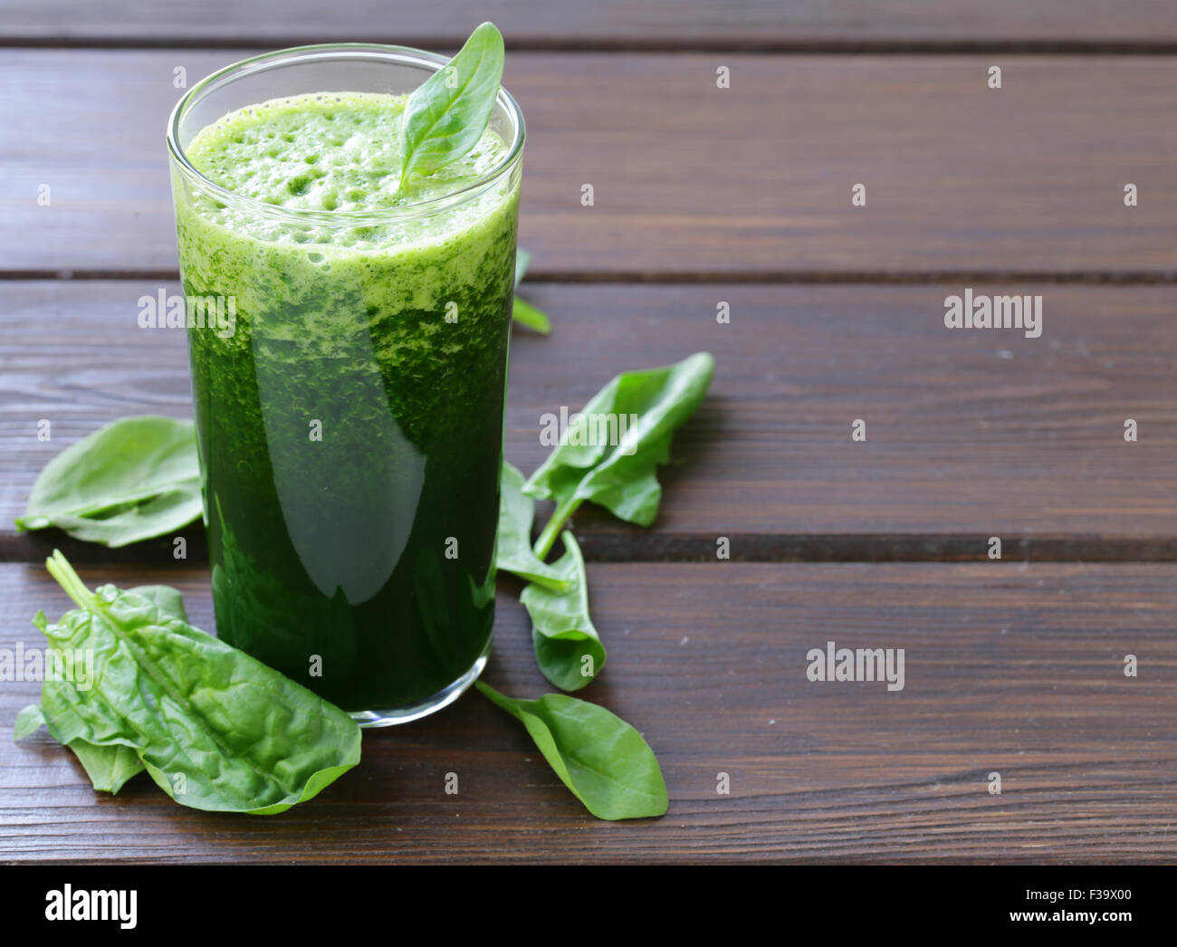 Organici naturali verde smoothie spinaci - cibo sano Foto Stock