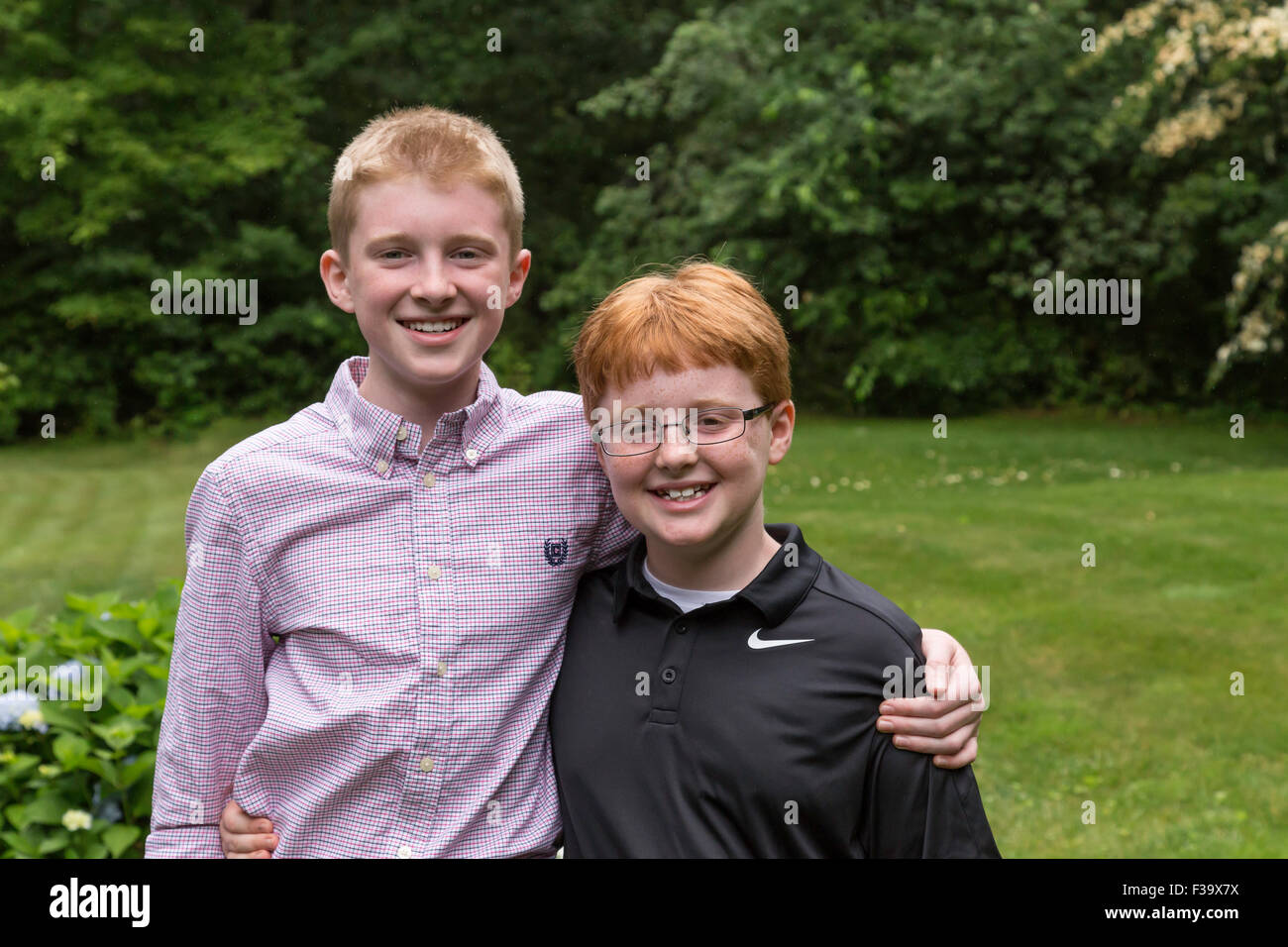 Fratelli sorridenti a Camera, USA Foto Stock