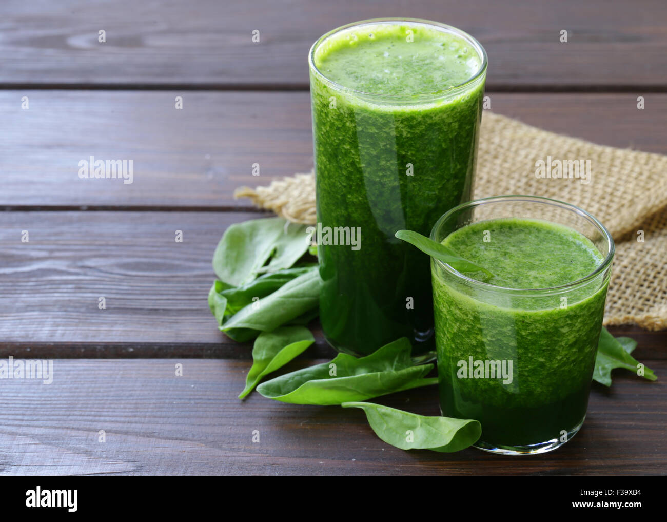 Organici naturali verde smoothie spinaci - cibo sano Foto Stock
