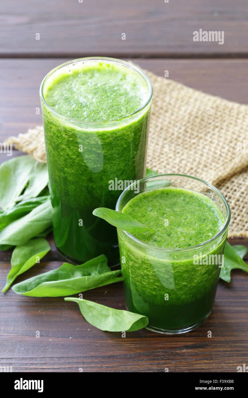 Organici naturali verde smoothie spinaci - cibo sano Foto Stock