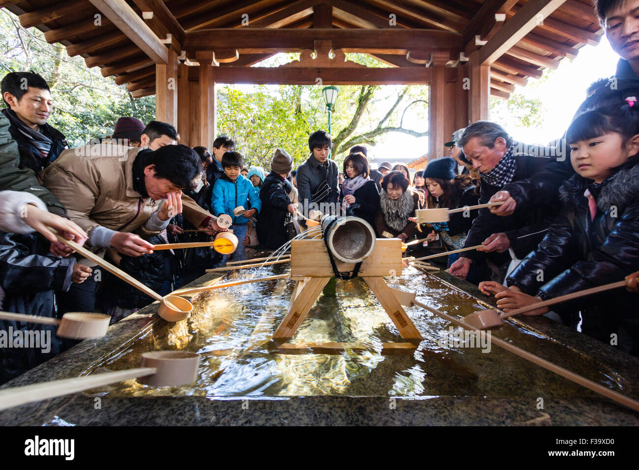 Nishinomiya sacrario scintoista a Shogatsu, Anno Nuovo. La gente accalcarsi intorno al bacino di depurazione, te-mizuya, prima di entrare nel santuario. Foto Stock