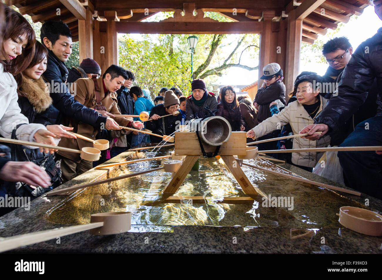 Giappone, primo giorno del nuovo anno. Una folla di persone a Nishinomiya santuario, pregando e gettare anni precedenti buona fortuna charms, engimono, in grandi falò. Foto Stock