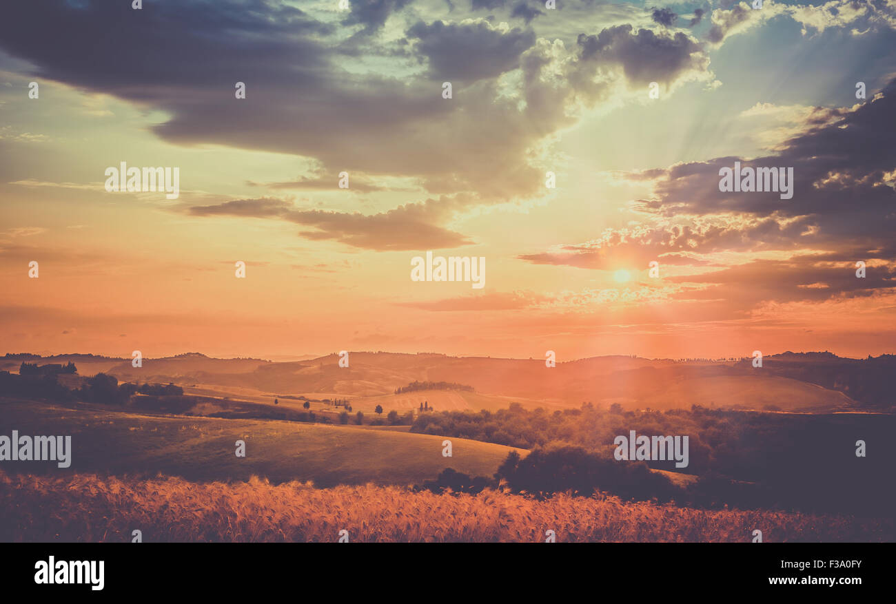 Un tono caldo tramonto retrò da qualche parte in Toscana Foto Stock