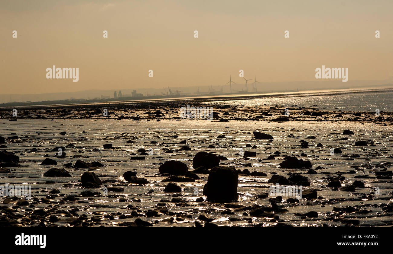 Severn Beach, Regno Unito, 2 ottobre, guardando verso Avonmouth da Severn beach. Sembra che il paesaggio lunare in ambienti Sun Credito: Chandra Prasad/ Alamy Live News Foto Stock