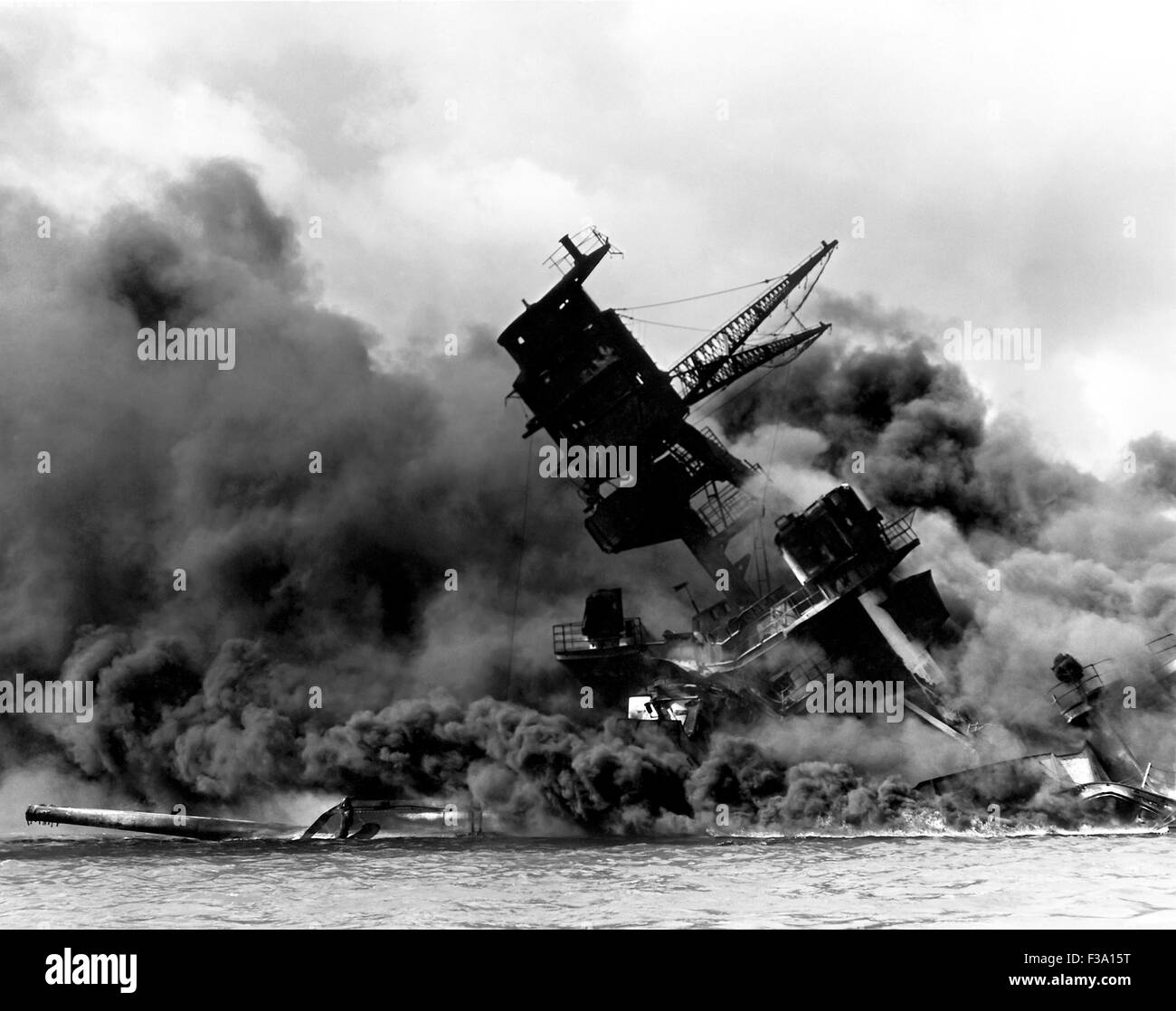 Vintage II Guerra Mondiale foto del USS Arizona combustione dopo l'attacco giapponese a Pearl Harbor, 7 dicembre 1941. Foto Stock