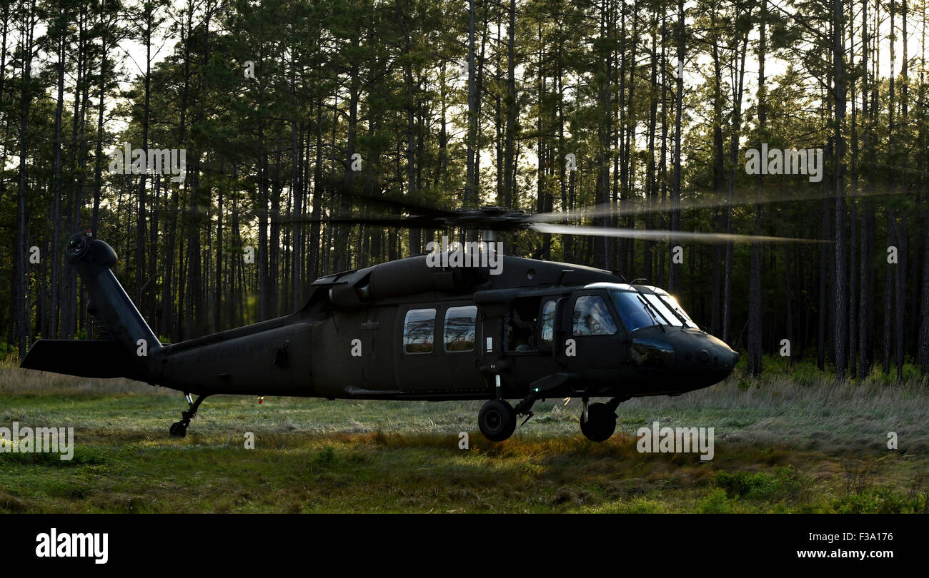 Aprile 22, 2015 - Un HH-60 Pave Hawk evacua pazienti feriti durante un medico di pronto soccorso bilaterali evacuazione durante la guerra di smeraldo Foto Stock