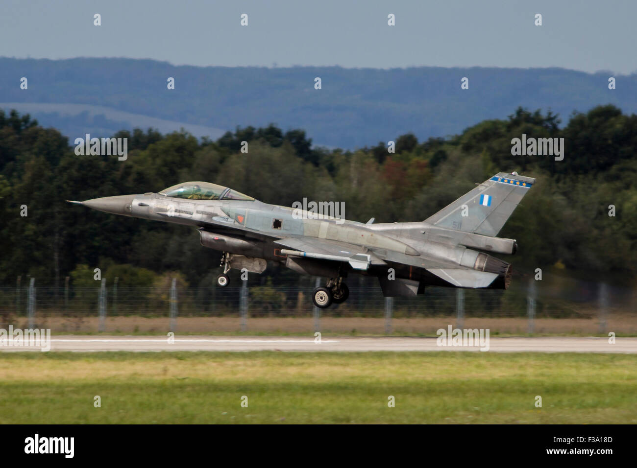 Un Hellenic Air Force F-16C BLOCCO 52 conforme con i serbatoi carburante di decollare da Ostrava, Repubblica Ceca. Foto Stock