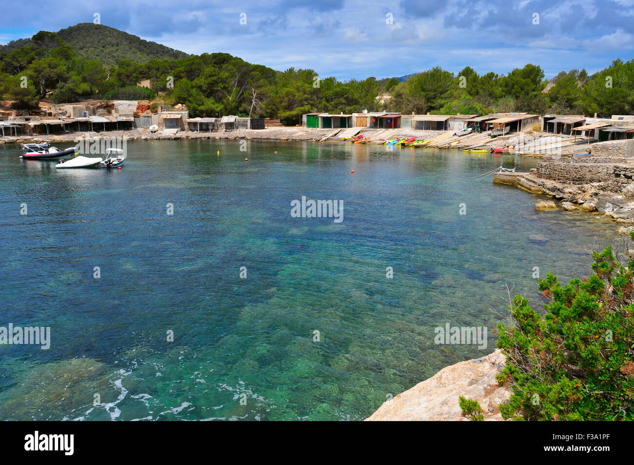 Una vista di Sa Caleta cove nell isola di Ibiza, Spagna, con i suoi pescatori tradizionali rifugi Foto Stock