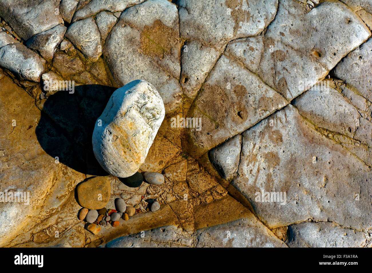 Rocce, bassa marea, acqua bassa, ciottoli, costa, mare, acqua di mare, colori smorzati, verdi, la Calmness, solitudine, tranquilla, pace, relax Foto Stock