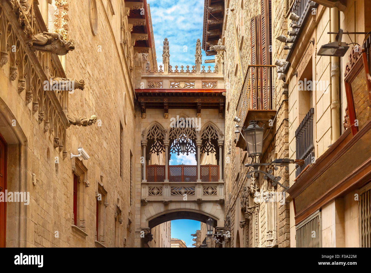 Carrer del Bisbe a Barcellona il quartiere gotico, Spagna Foto Stock