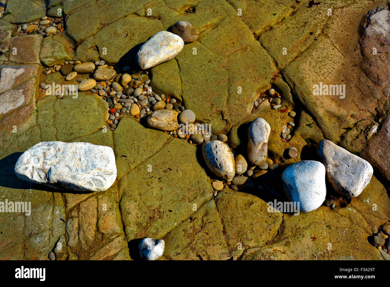 Rocce bianche, acqua marina, con la bassa marea, mareomotrice, ciottoli, verde, riposo, tranquillità, relax, vacanze, ferie Foto Stock