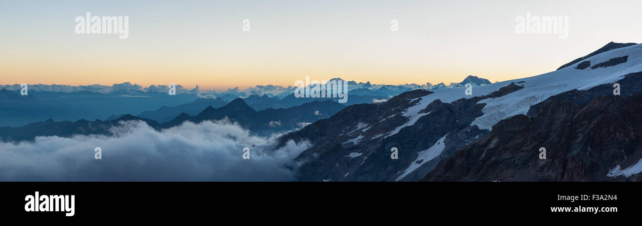 Panorama di montagna al crepuscolo. Foto Stock