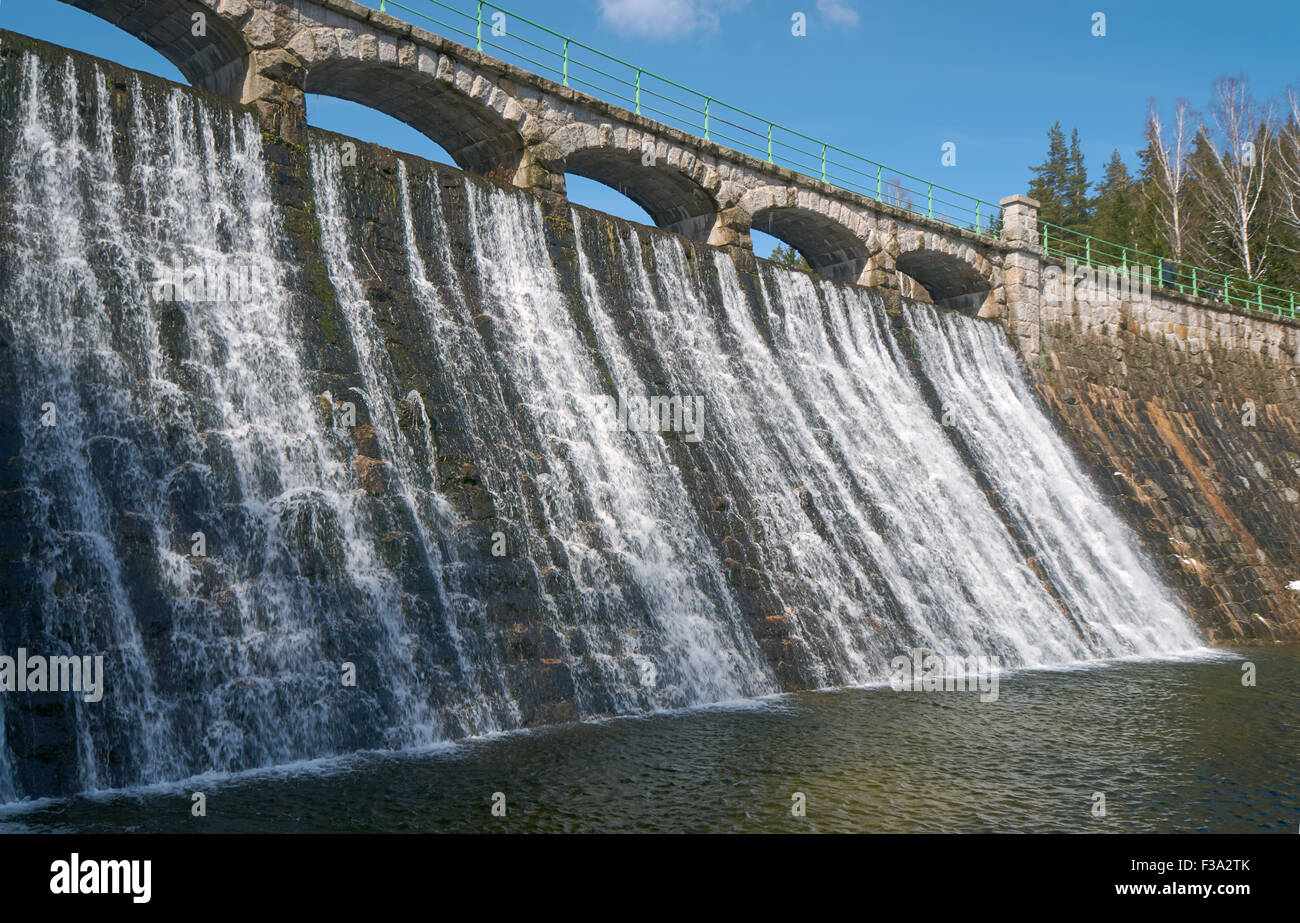 La diga e la cascata sul fiume Lomnica in Karpacz Foto Stock