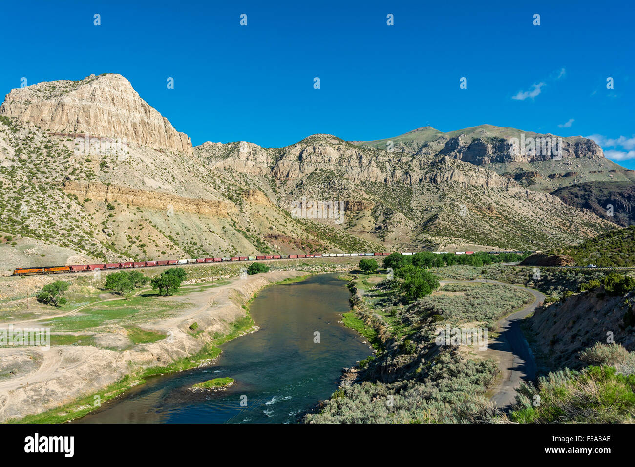 Il Wyoming, Wind River Canyon, Boysen parco statale, BNSF (Burlington Northern Santa Fe) treno merci Foto Stock