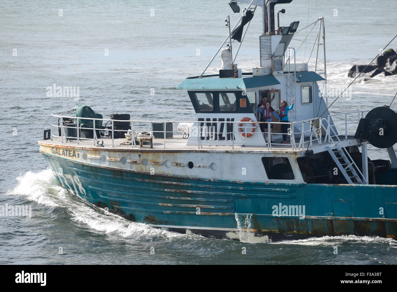 Greymouth, Settembre 30, 2015: i passeggeri sul GALATEA II wave mentre attraversano la barra del fiume grigio Foto Stock