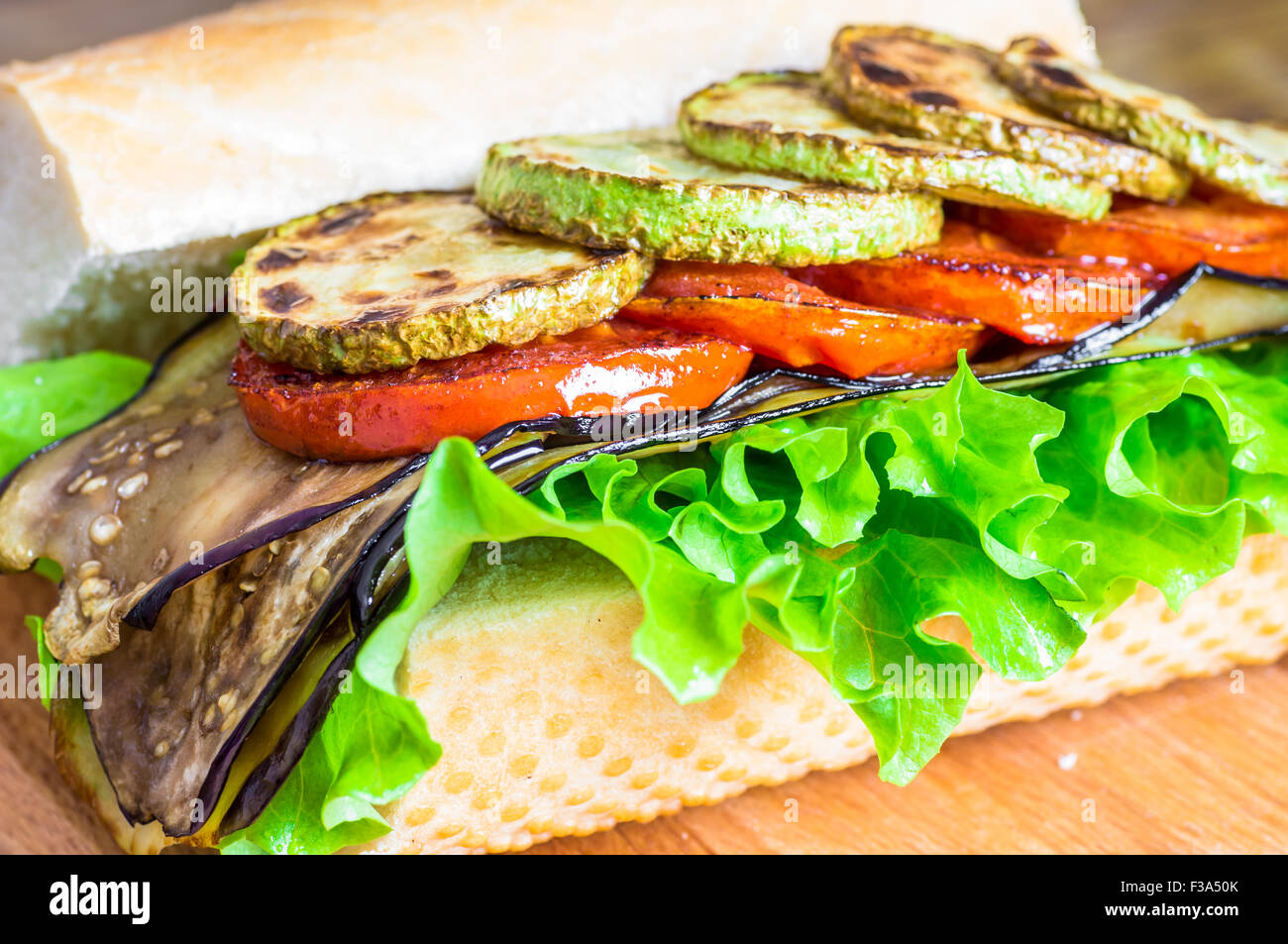 Vegetali sandwich vegetariano con lattuga, zucchini, la melanzana e il pomodoro Foto Stock