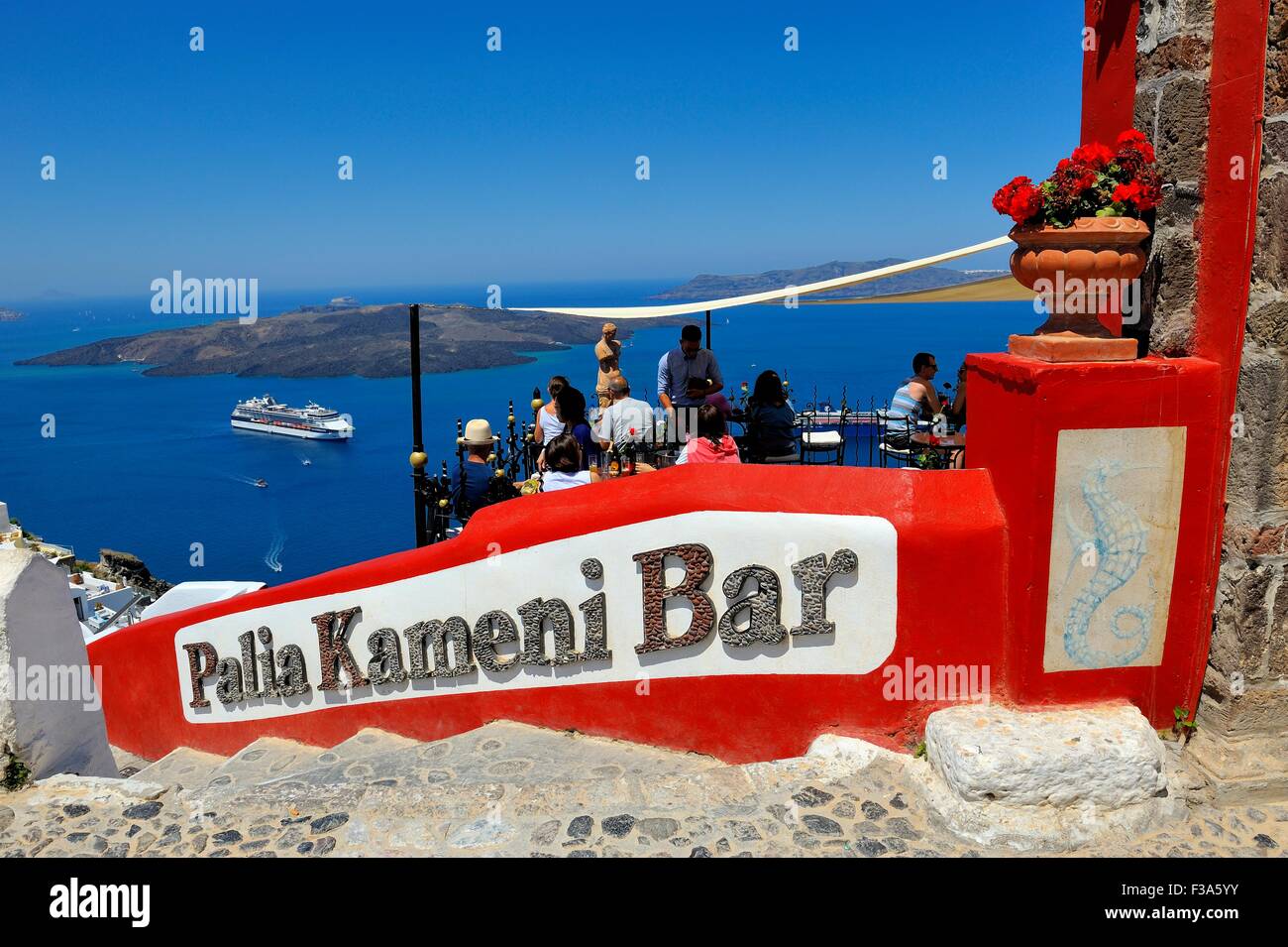 Una caldera con vista sul mare a palia Kameni bar in Fira Santorini grecia Foto Stock