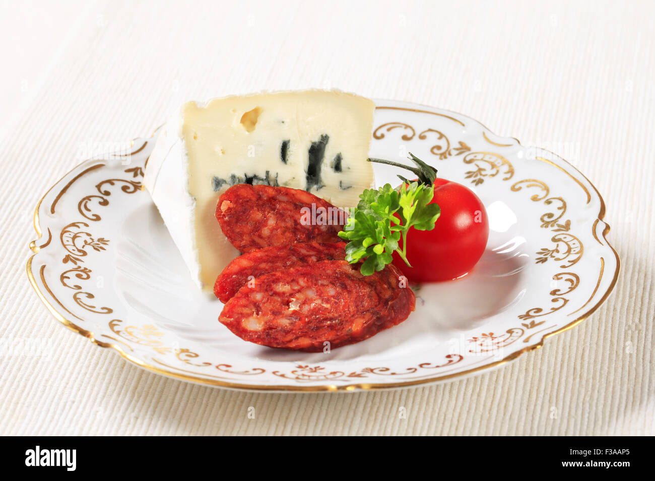 Formaggio blu e le fette di salsiccia piccante Foto Stock