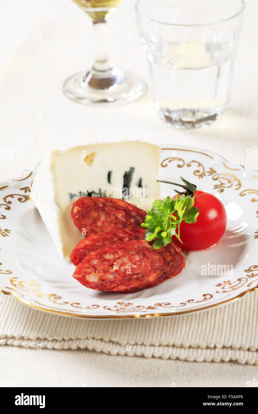 Formaggio blu e le fette di salsiccia piccante Foto Stock