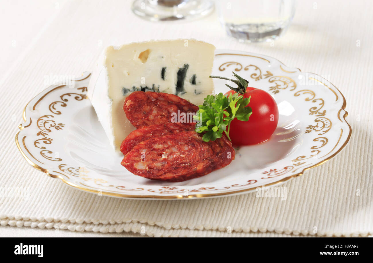 Formaggio blu e le fette di salsiccia piccante Foto Stock