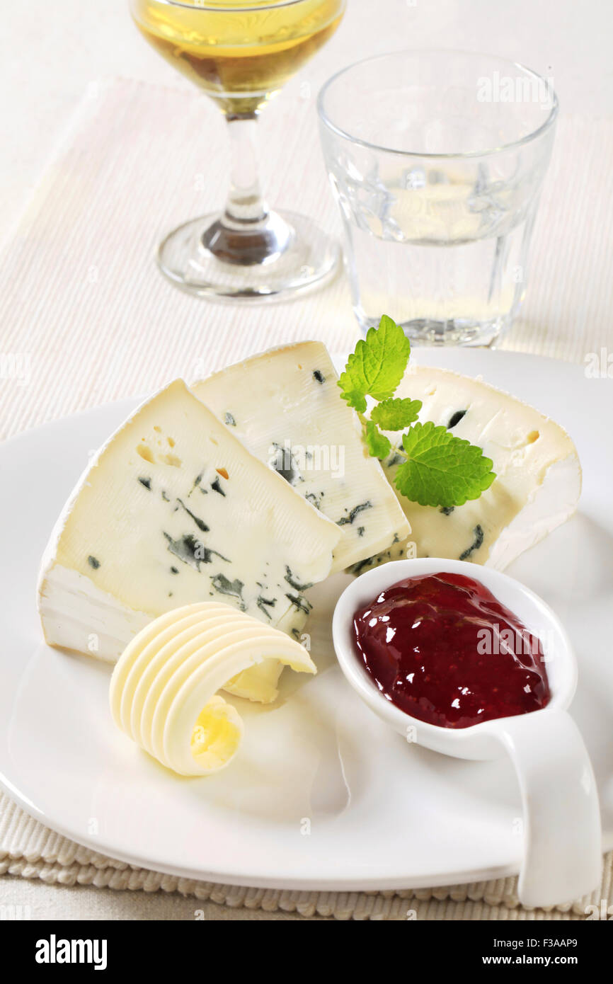 Fette di formaggio blu e confettura sul cucchiaio in porcellana Foto Stock