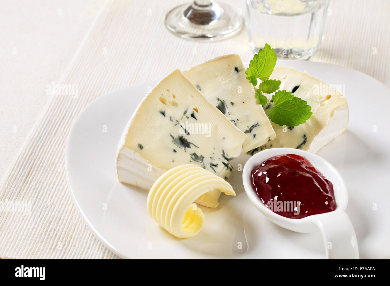 Fette di formaggio blu e confettura sul cucchiaio in porcellana Foto Stock