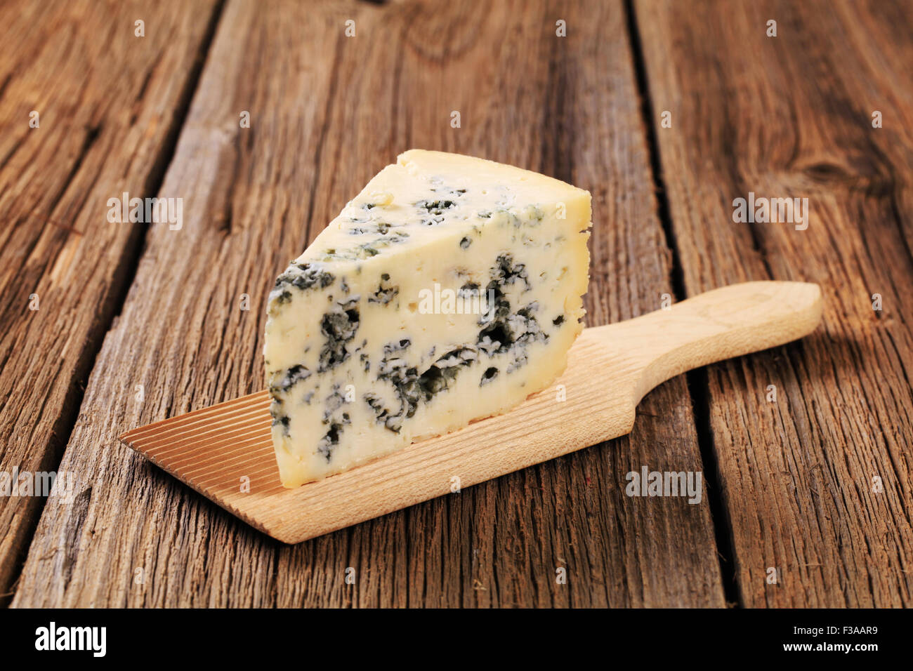 Formaggio blu su una tavola di legno che serve board Foto Stock