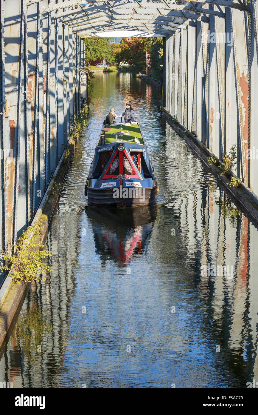 Narrowboat sull'Acquedotto Barton, tenendo la Bridgewater Canal oltre il Manchester Ship Canal, progettato da James Danielle Foto Stock