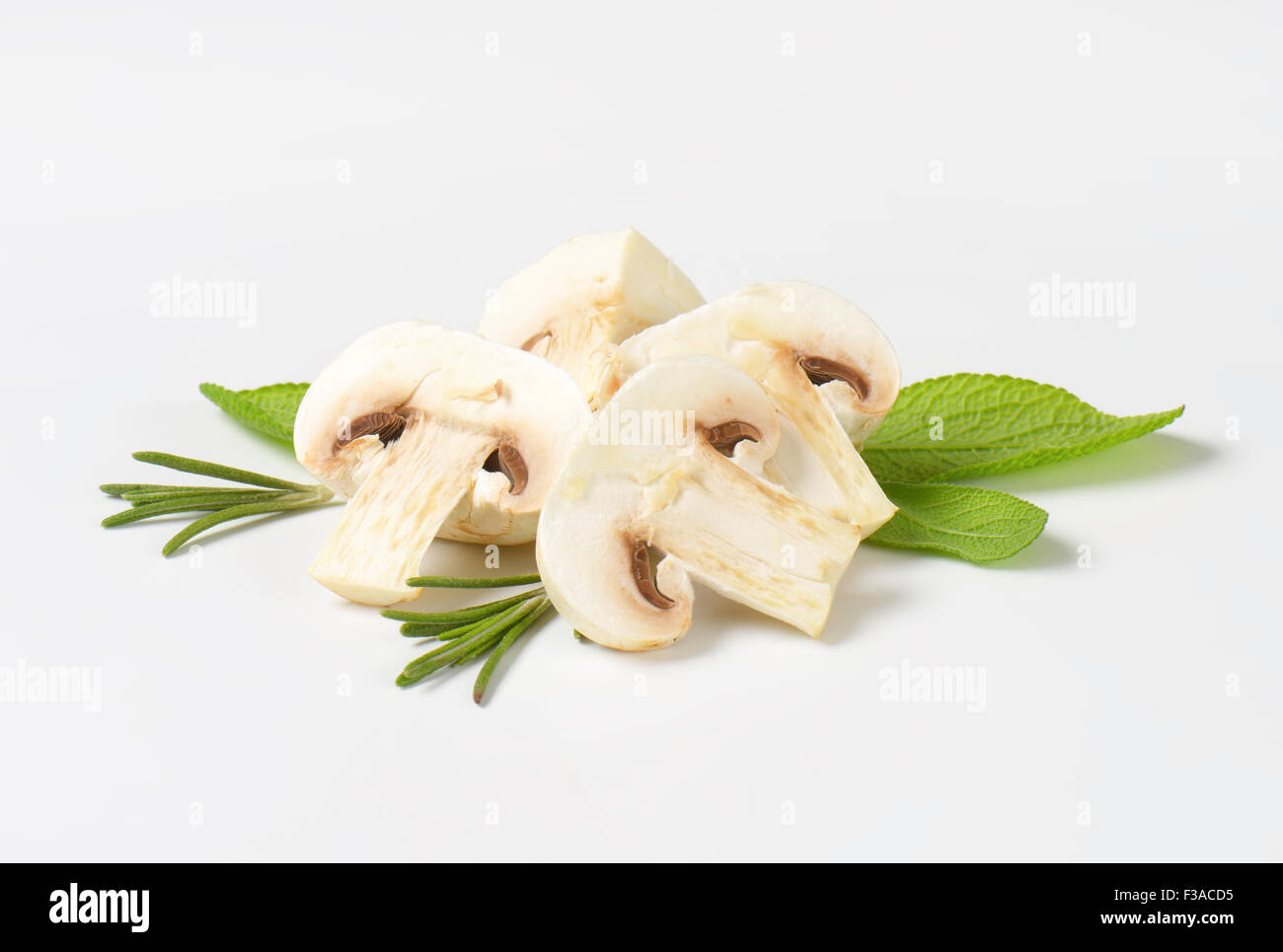 Bianco crudo funghi con erbe aromatiche Foto Stock