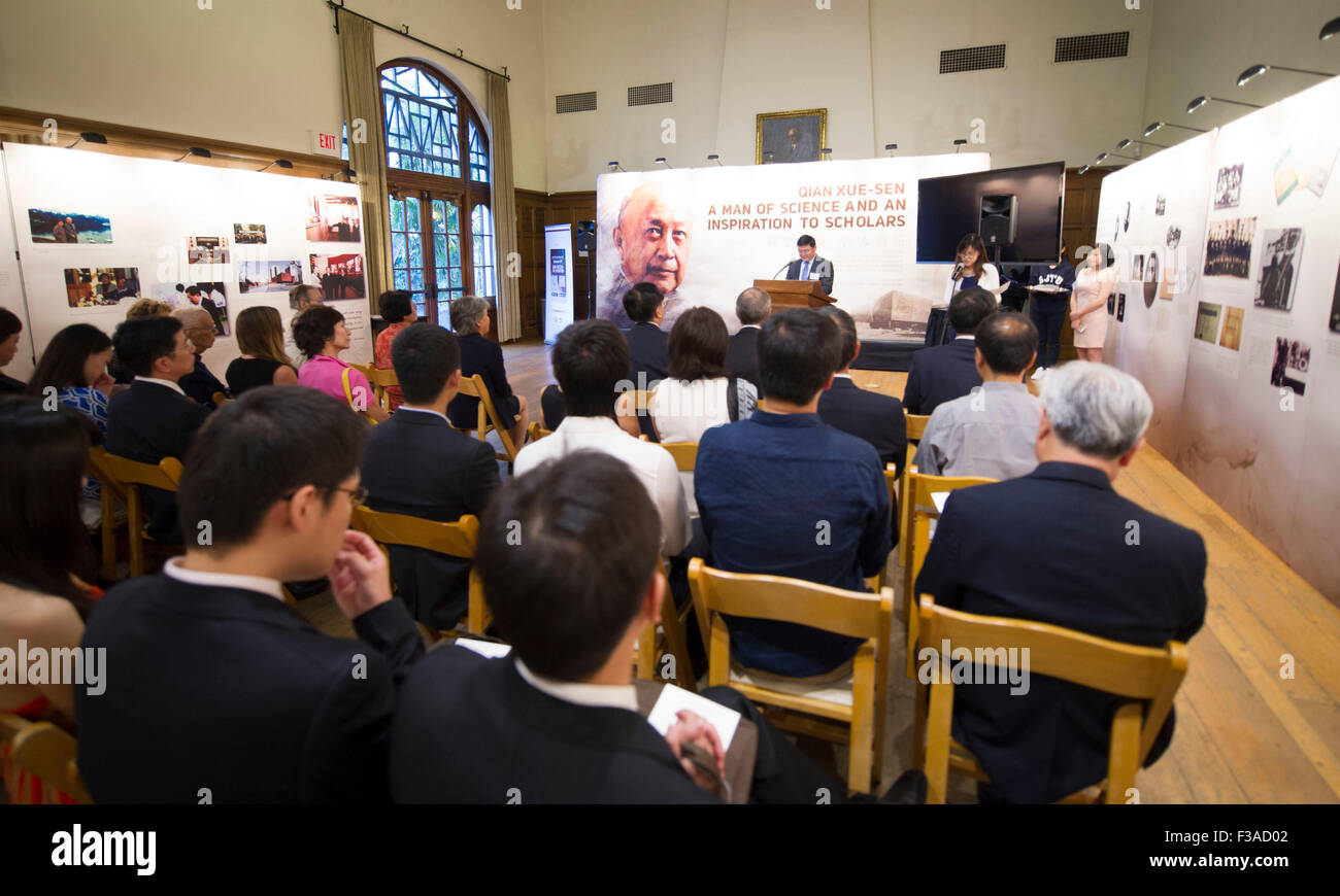 Los Angeles, Stati Uniti d'America. 2 Ottobre, 2015. Foto scattata il 2 ottobre, 2015 mostra la cerimonia di inaugurazione di una mostra che ha per tema la vita di Qian Xuesen in California Institute of Technology (Caltech) a Los Angeles, negli Stati Uniti. La mostra a tema la vita di Qian Xuesen, che è considerato il padre della Chinese Rocketry", è stato messo in scena a Caltech venerdì. © Yang Lei/Xinhua/Alamy Live News Foto Stock