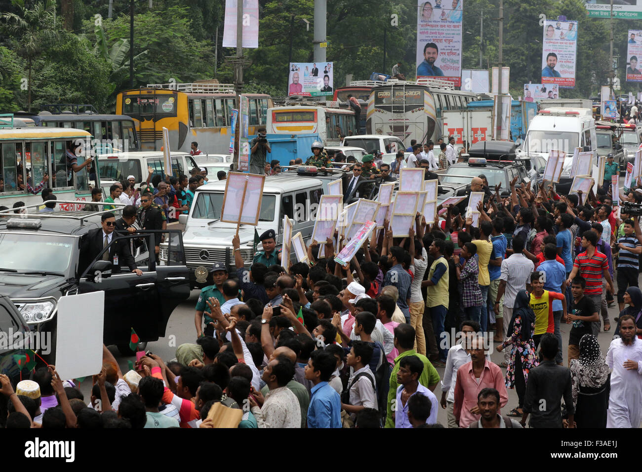 Dacca in Bangladesh. Il 3 ottobre 2015. - Bangladesh il Primo Ministro Sheikh Hasina ha salutato dai leader e attivisti dalla rinuncia di bandiere. Il PM ha inoltre risposto rinunciando a loro. Il Primo Ministro Sheikh Hasina il sabato è stato dato un caloroso benvenuto come lei è arrivata qui il sabato pomeriggio da Londra wrap-up per i suoi otto giorni di visita ufficiale negli Stati Uniti per frequentare il settantesimo sessione dell' Assemblea generale delle Nazioni Unite (AGNU) Foto Stock