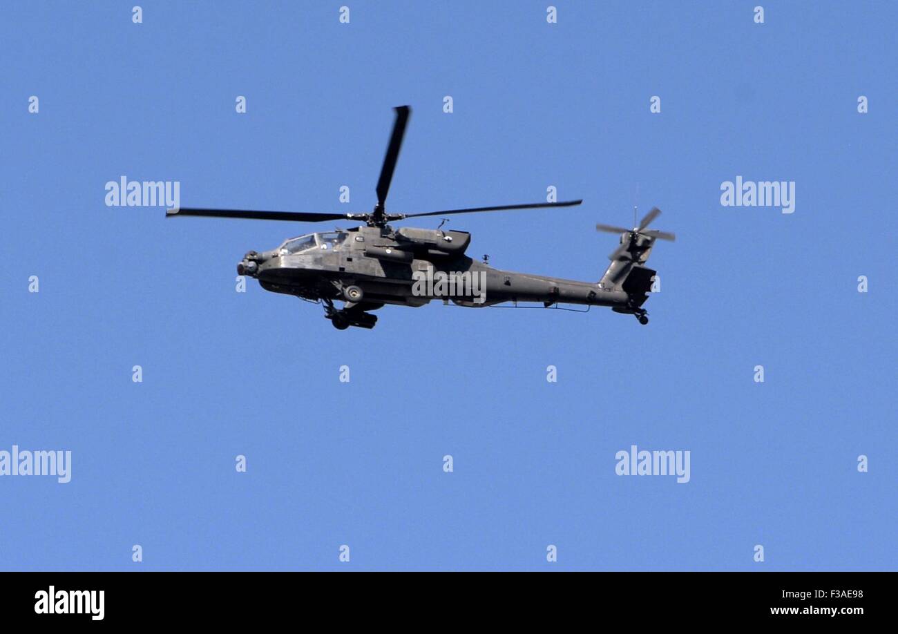 Jalalabad, Afghanistan. 3° Ott, 2015. Un elicottero sorvola Jalalabad's airport nella parte orientale della provincia di Nangarhar, Afghanistan, ad Ottobre 3, 2015. Almeno 12 persone sono state uccise negli Stati Uniti C-130 piano di trasporto crash a un aeroporto locale in Afghanistan del Jalalabad durante la notte e i militanti talebani rivendicato la responsabilità per essa il venerdì. © Safi/Xinhua/Alamy Live News Foto Stock