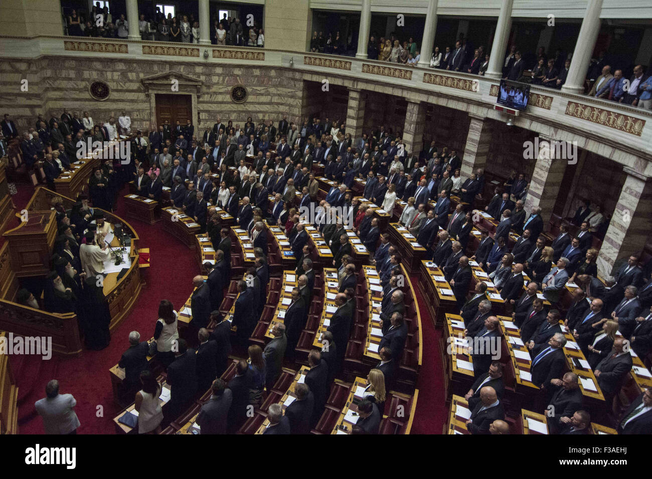 Atene, Grecia. 3° Ott, 2015. Il neo eletto MPs prestare giuramento al Parlamento. Il nuovo Parlamento greco è stato giurato in secondo la procedura ufficiale dopo il xx settembre elezioni nazionali. Credito: Nikolas Georgiou/ZUMA filo/Alamy Live News Foto Stock