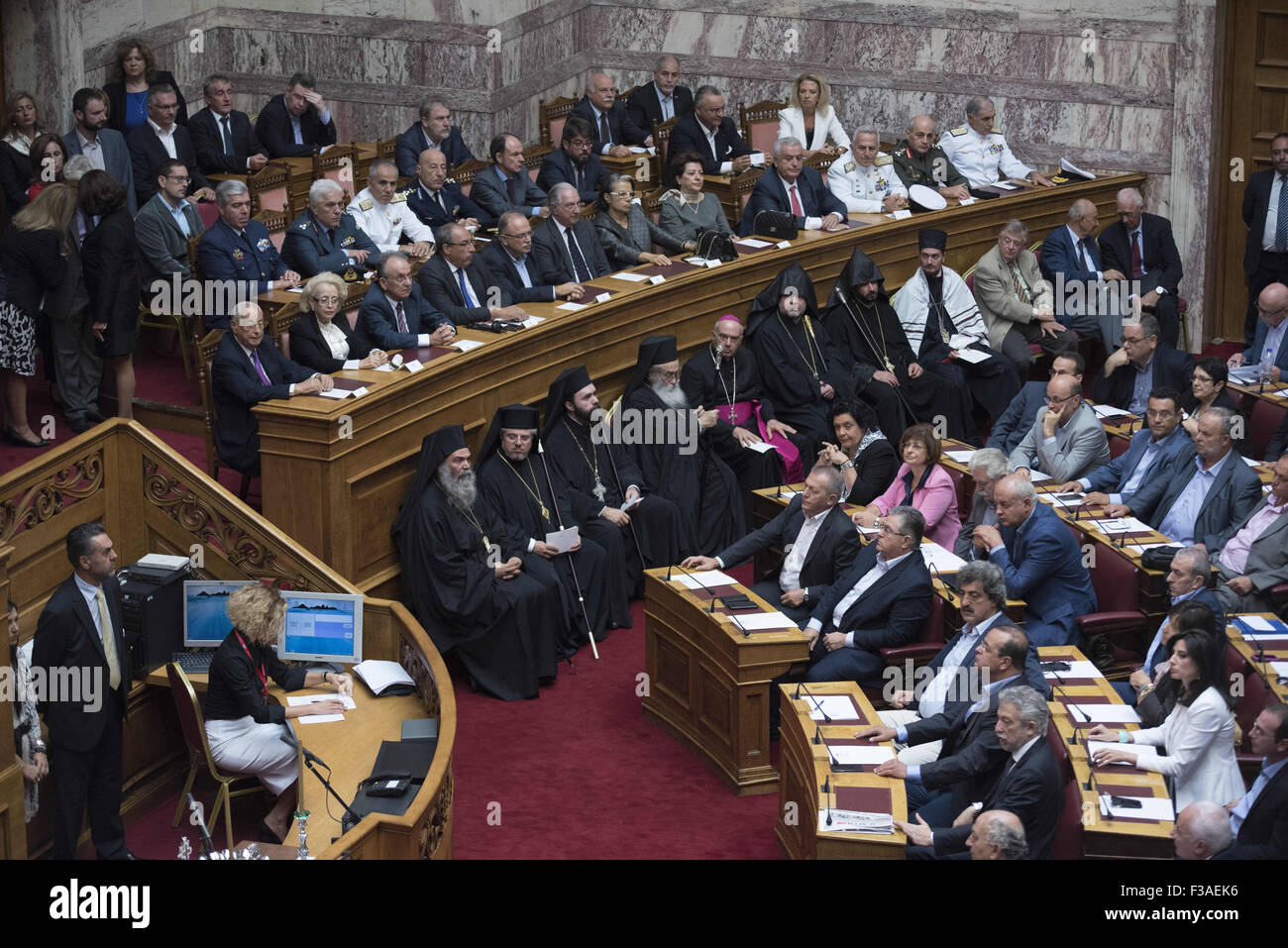 Atene, Grecia. 3° Ott, 2015. Dignitari e clero guardare la cerimonia oathing. Il nuovo Parlamento greco è stato giurato in secondo la procedura ufficiale dopo il xx settembre elezioni nazionali. Credito: Nikolas Georgiou/ZUMA filo/Alamy Live News Foto Stock