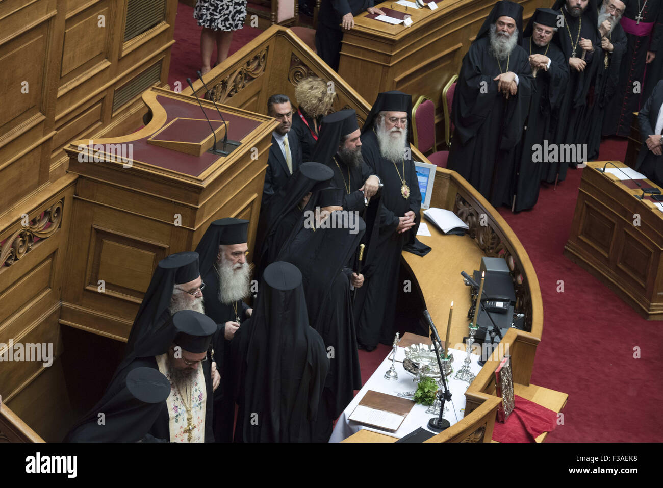 Atene, Grecia. 3° Ott, 2015. Dignitari e clero guardare la cerimonia oathing. Il nuovo Parlamento greco è stato giurato in secondo la procedura ufficiale dopo il xx settembre elezioni nazionali. Credito: Nikolas Georgiou/ZUMA filo/Alamy Live News Foto Stock