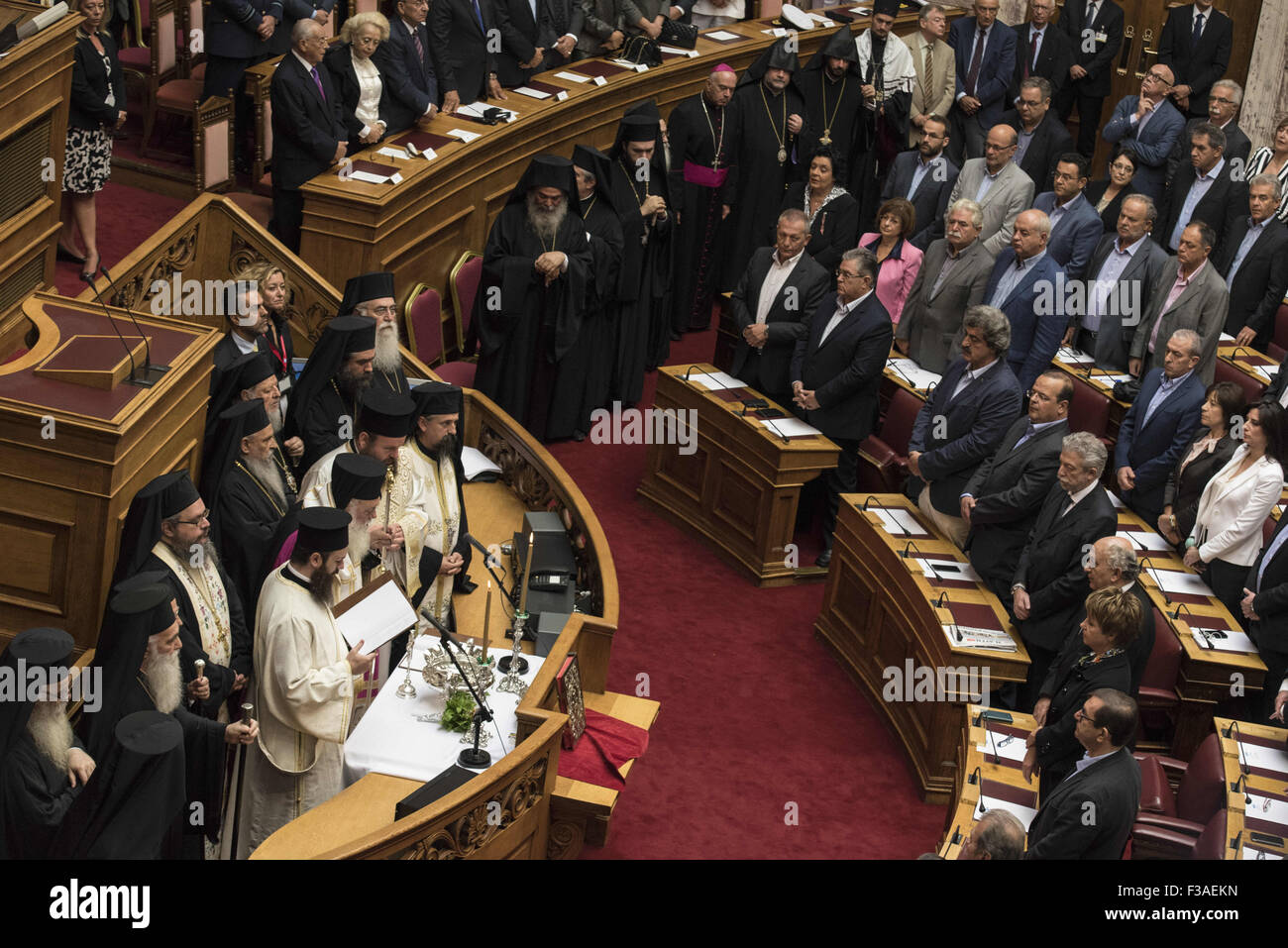Atene, Grecia. 3° Ott, 2015. MPs prestare giuramento prima dell'arcivescovo di Grecia. Il nuovo Parlamento greco è stato giurato in secondo la procedura ufficiale dopo il xx settembre elezioni nazionali. Credito: Nikolas Georgiou/ZUMA filo/Alamy Live News Foto Stock