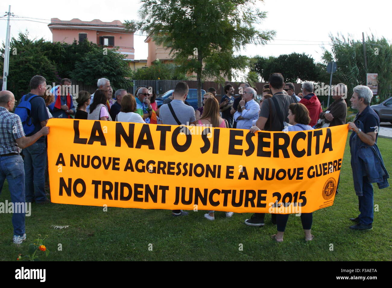 Giugliano in Campania, Italia. 03 ott 2015. Ci sono il sit-in davanti alle porte del quartier generale della NATO Lago Patria dove i comitati e associazioni che stanno animando la anti-contrapposizione militare per le manovre militari - denominato Trident frangente 2015 - terrà un presidio informativo Trident frangente 2015 coinvolgendo alcuni 36.000 truppe, 200 aerei e 60 navi da guerra e vedere il ruolo strategico della base NATO Lago Patria. Credito: Salvatore Esposito/Pacific Press/Alamy Live News Foto Stock