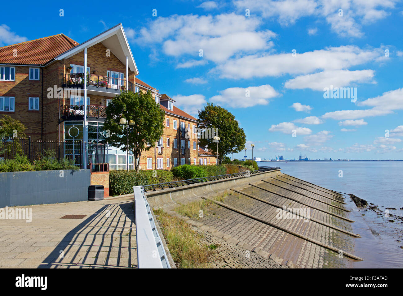 Appartamenti moderni - e le difese del mare - a Kingston upon Hull, East Riding of Yorkshire, Inghilterra, Regno Unito Foto Stock Appartamenti moderni - e le difese del mare - a Kingston upon Hull, East Riding of Yorkshire, Inghilterra, Regno Unito Foto Stock