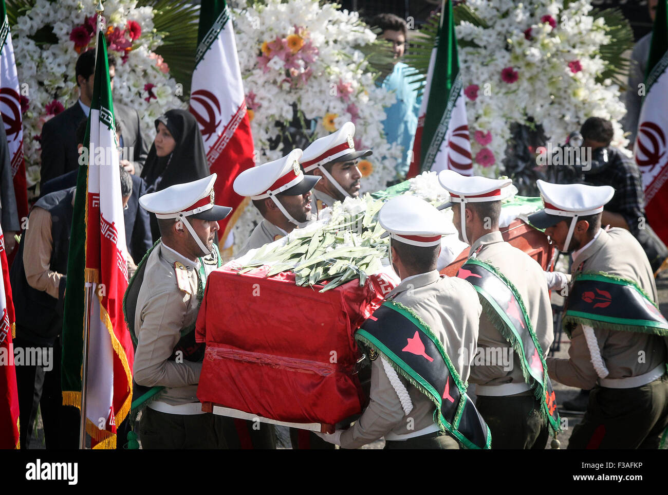 Tehran, Iran. 3° Ott, 2015. Soldati iraniani trasportare bare dei morti pellegrini durante una cerimonia per rendere omaggio a 104 pellegrini iraniani uccisi negli ultimi Hajj stampede e trasferito al aeroporto di Mehrabad a Teheran, capitale dell'Iran, il Ott 3, 2015. Rouhani sabato spinto per un'indagine sulle ultime Hajj stampede in Arabia Saudita che ha lasciato 465 pellegrini iraniani morti. Credito: Ahmad Halabisaz/Xinhua/Alamy Live News Foto Stock