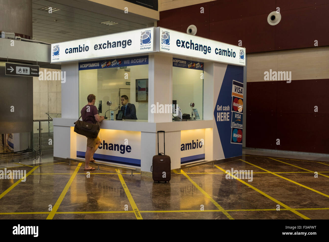 Booth che offre servizio di cambio valuta nella sala degli arrivi all'aeroporto di Tenerife Sud. Isole Canarie, Spagna. Foto Stock