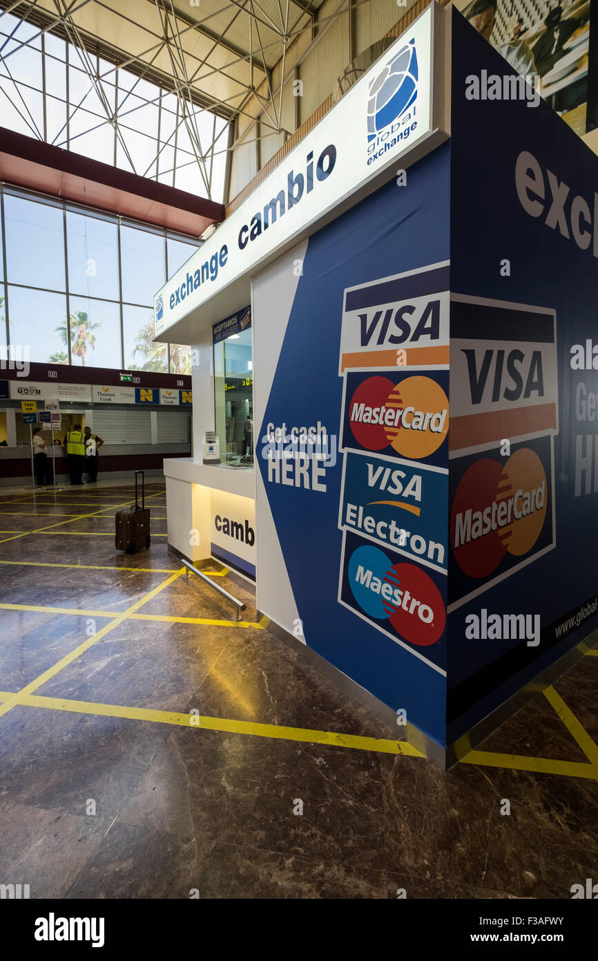 Booth che offre servizio di cambio valuta nella sala degli arrivi all'aeroporto di Tenerife Sud. Isole Canarie, Spagna. Foto Stock