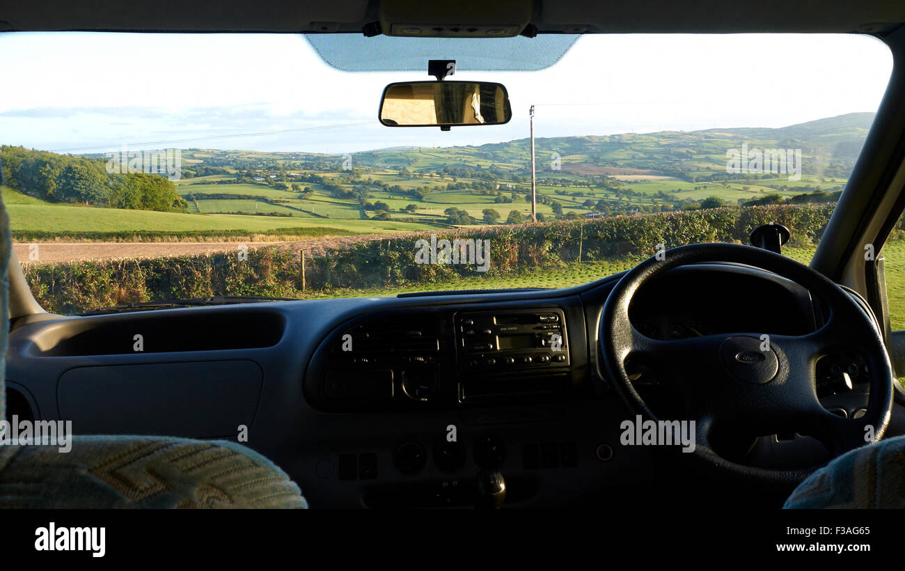 Paesaggio rurale vista in Abergele Galles come visto attraverso il parabrezza di automobile Foto Stock