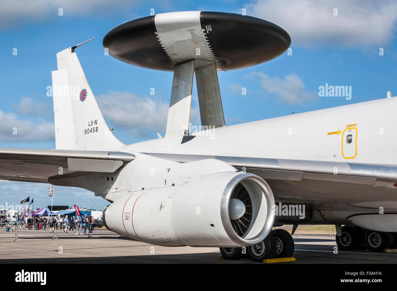 A dritta motore interno, avanguardia di lembi e cupola radar di una NATO Boeing E-3A Sentry (AWACS) aeromobile Foto Stock