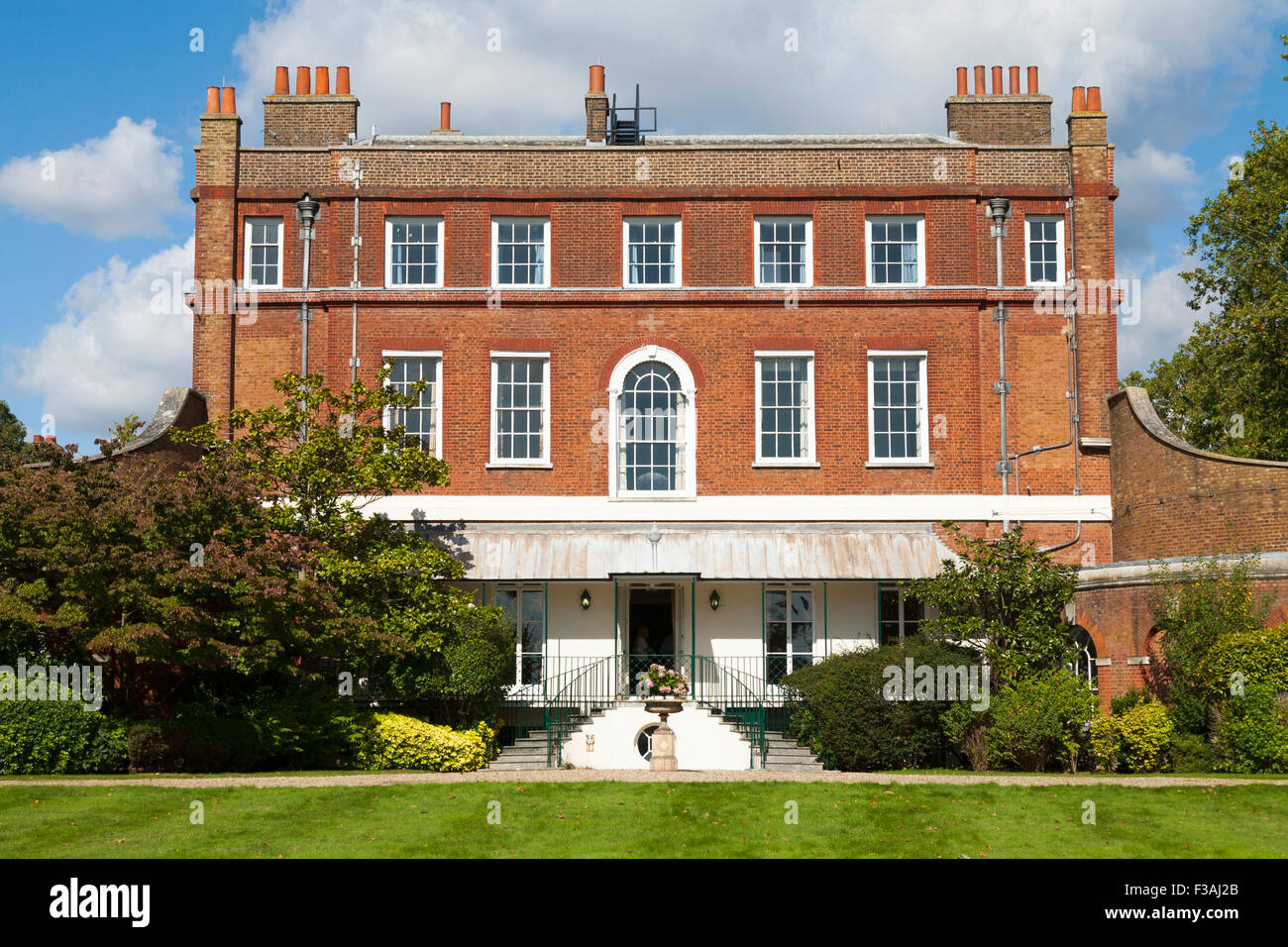 Casa cespuglioso, facciata sud / aspetto; parte del National Physical Laboratory (NPL) in Bushy Park, Teddington. Regno Unito Foto Stock