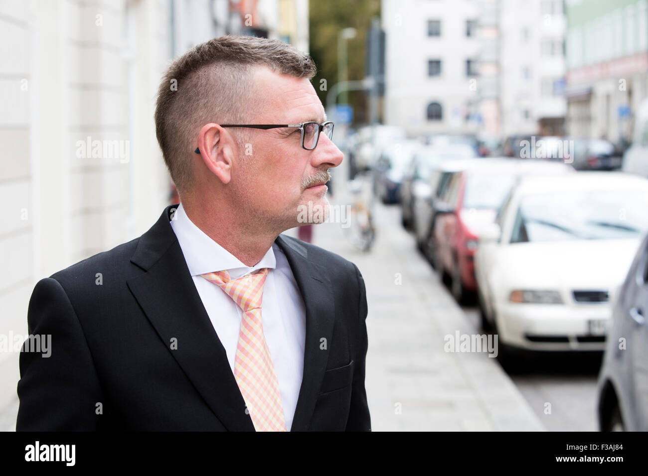 Ritratto di imprenditore con hipster taglio di capelli in piedi in strada Foto Stock