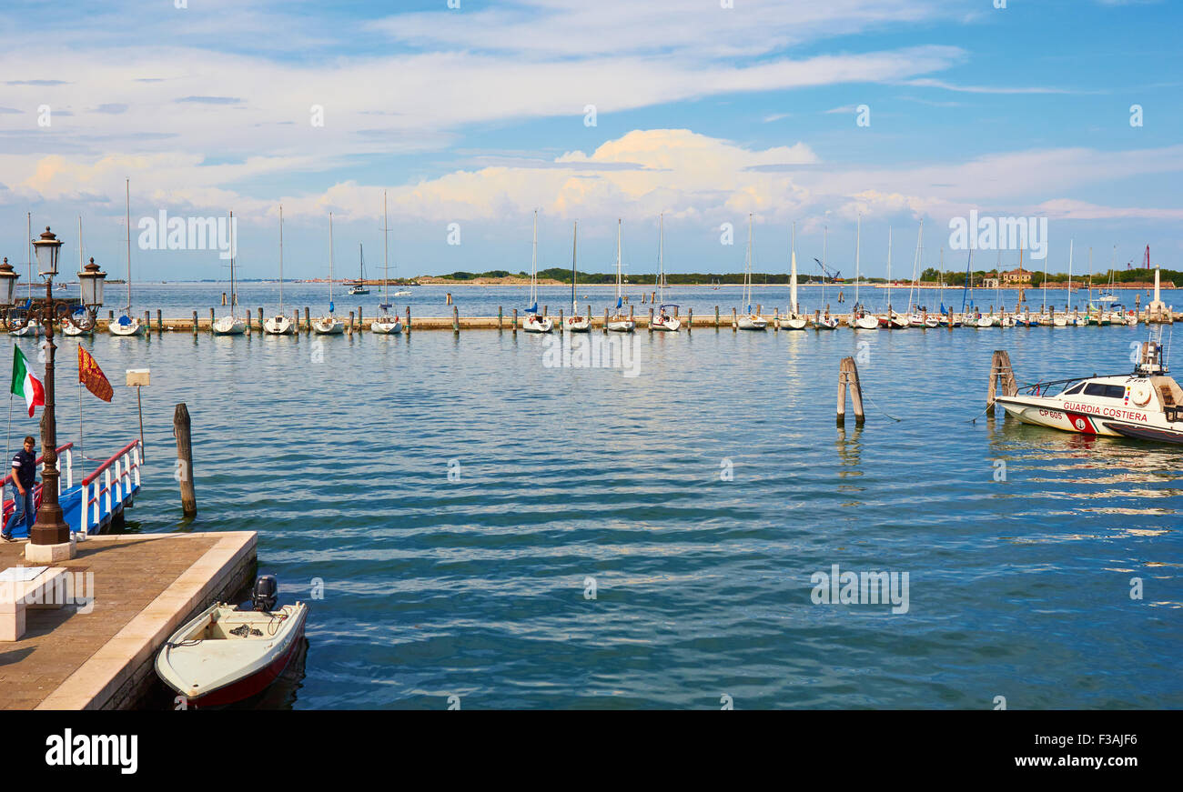 Il porto di Chioggia con una Guardia costiera (guardia costiera italiana) motoscafo laguna di Venezia Veneto Italia Europa Foto Stock