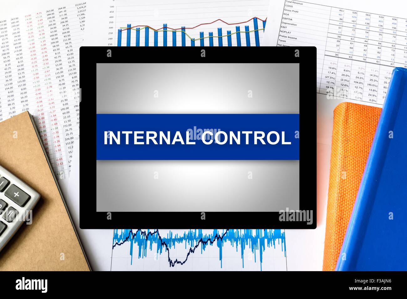 Il controllo interno parola su tablet finanziario con sfondo grafico Foto Stock