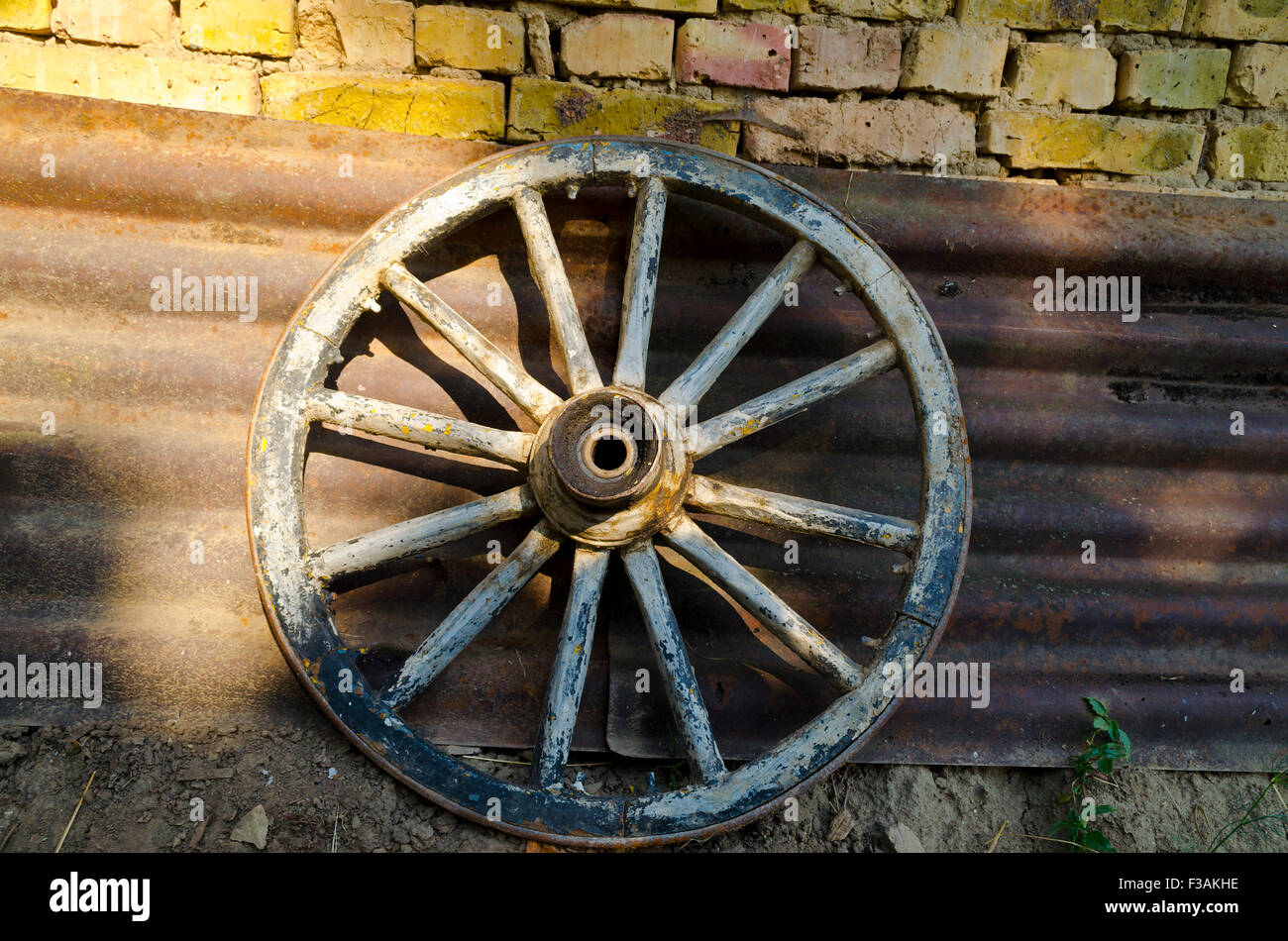 Vecchia ruota fatiscente vicino al villaggio Katselovo Foto Stock