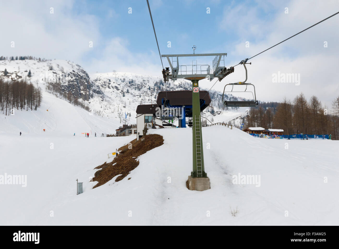 Falcade, Belluno, Italia - 21 Marzo 2015: 4 la seggiovia monoposto Molino - Le Buse ora rimosso nelle alpi dolomitiche ski area Foto Stock